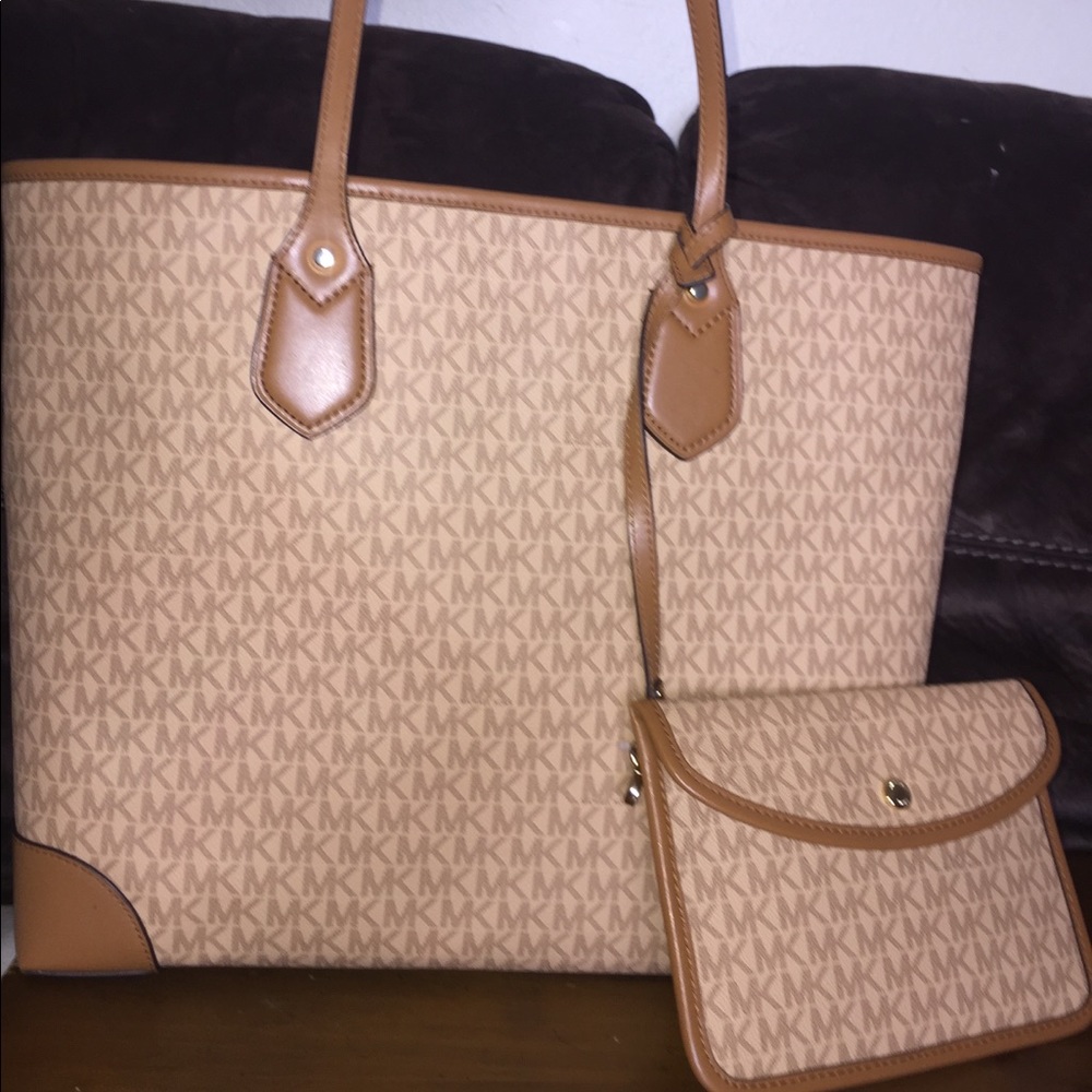 🤩SOLD🤩🎄🎉SPECIAL MICHAEL KORS TOTE W/wristlet - Picture 7 of 8